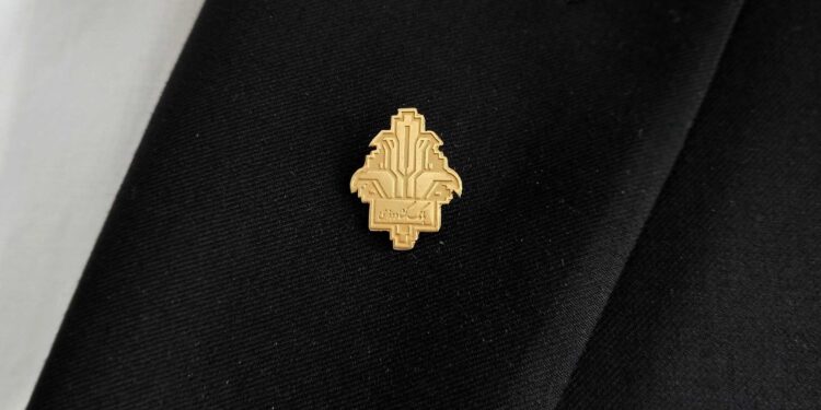 از بانک ها تا برندهای خصوصی؛ موج جدید استفاده از بج سینه در ایران 1 از بانک ها تا برندهای خصوصی؛ موج جدید استفاده از بج سینه در ایران