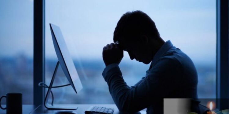 رفتار حرفه‌ای در محیط کار هنگام فوت همکار از مدیریت تیم تا حضور