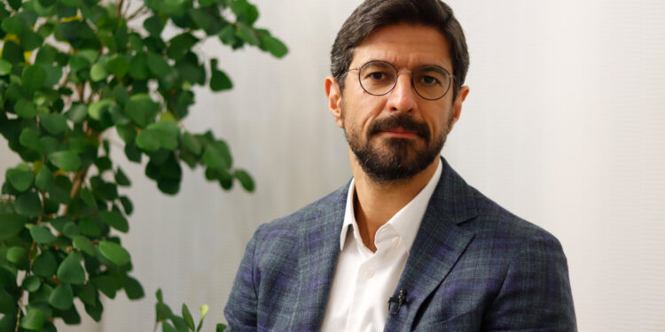 عمل لیزیک چشم: راهنمای جامع به همراه هزینه ها و مزایای فمتولیزیک 1 H09qZzqkwYo8bGrG4RKxaCFEbIlA8nc82yX4o2y6