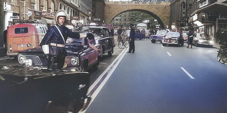 در سال 1967، دو میلیون سوئدی به طور ناگهانی تصمیم گرفتند در سمت دیگر جاده رانندگی کنند. اما دلیلش چه بود؟ 1 در سال 1967 دو میلیون سوئدی ناگهان تصمیم گرفتند از سمت دیگر جاده رانندگی کنند؛ اما دلیلش چه بود؟