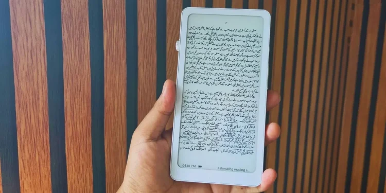 بررسی کتابخوان الکترونیکی DuRoBo Krono؛ تلفیق جذاب گوشی هوشمند با نمایشگر جوهر الکترونیک و هوش مصنوعی