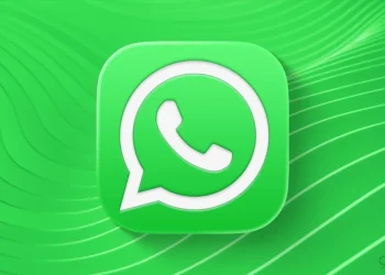 5 هوش مصنوعی در یک پیام رسان; واتس اپ تاریخ ساز شد 14 لوگوی واتساپ در مرکز تصویر؛ آیکون سبز گرد روی پسزمینه سبز موجدار با خطوط منحنی و واترمارک 9to5Mac در گوشه پایین راست.