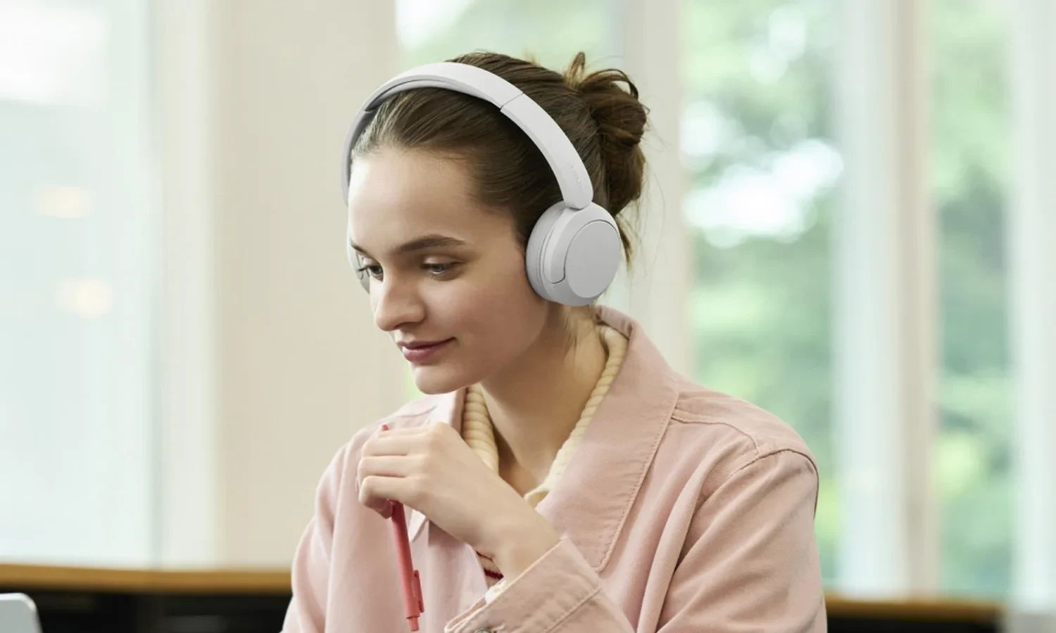 سونی از هدفون های بی سیم WH-CH730N و WH-CH530 رونمایی کرد. شارژ تا 75 ساعت، بلوتوث 6.0 و قابلیت صوتی هوش مصنوعی