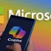 ایجاد یک برنامه بدون کدنویسی در Microsoft Copilot امکان پذیر شد 11 دست فردی گوشی هوشمندی را به صورت افقی نگه داشته که نمایشگر آن لوگوی رنگینکمانی Copilot را نشان میدهد؛ پسزمینه، لوگوی Microsoft را با افکت گرادیان رنگی منعکس میکند.