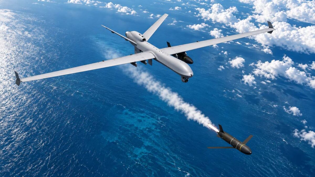 پهپاد MQ-9 در حال شلیک موشک دوربرد بر فراز دریا