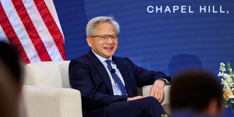 تماس جنجالی ترامپ با جنسن هوانگ؛ ربات‌ها قرار نیست بر انسان‌ها غلبه کنند