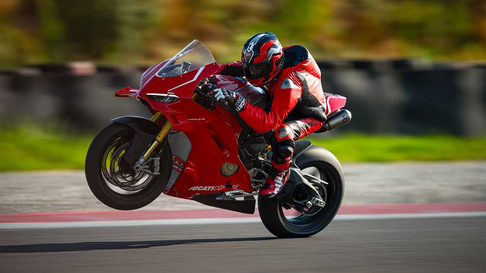 موتورسیکلت BMW M 1000 RR هیجان را با دقت و سرعت دیجینوی متعادل می کند