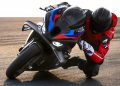 موتورسیکلت BMW M 1000 RR هیجان را با دقت و سرعت متعادل می کند 17 موتورسیکلت BMW M 1000 RR شور و هیجان را با دقت و سرعت متعادل میکند