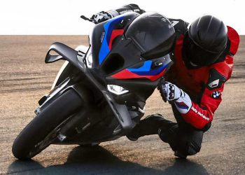 موتورسیکلت BMW M 1000 RR هیجان را با دقت و سرعت متعادل می کند 2 موتورسیکلت BMW M 1000 RR شور و هیجان را با دقت و سرعت متعادل میکند