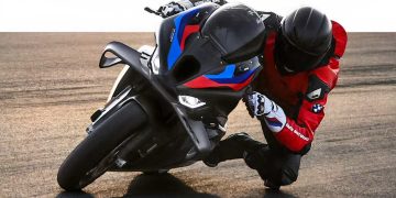 موتورسیکلت BMW M 1000 RR شور و هیجان را با دقت و سرعت متعادل می‌کند