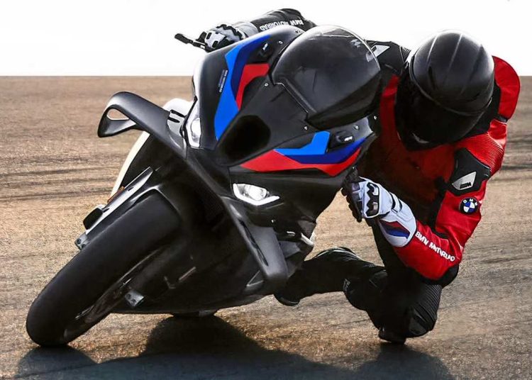 موتورسیکلت BMW M 1000 RR شور و هیجان را با دقت و سرعت متعادل می‌کند