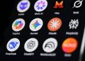آیکون برنامه‌های مختلف هوش مصنوعی شامل DeepSeek، ChatGPT، Gemini، Claude، Copilot و Grok روی صفحه نمایش گوشی با پس‌زمینه مشکی