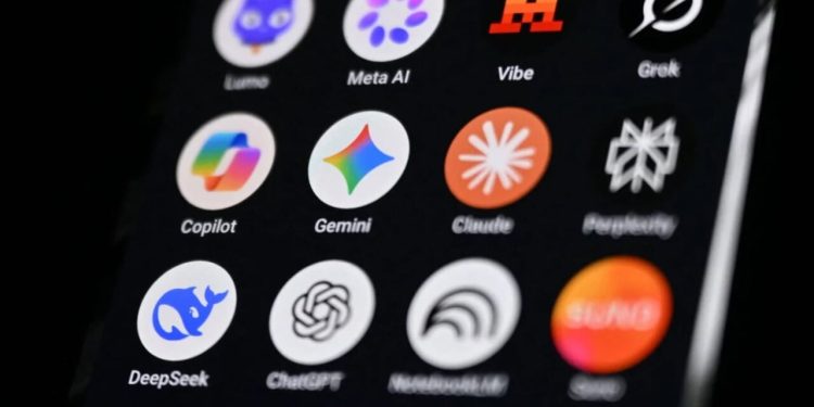 آیکون برنامه‌های مختلف هوش مصنوعی شامل DeepSeek، ChatGPT، Gemini، Claude، Copilot و Grok روی صفحه نمایش گوشی با پس‌زمینه مشکی