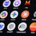 آیکون برنامه‌های مختلف هوش مصنوعی شامل DeepSeek، ChatGPT، Gemini، Claude، Copilot و Grok روی صفحه نمایش گوشی با پس‌زمینه مشکی