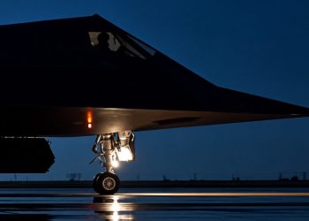 نمای نزدیک جنگنده رادارگریز F-117 نایت‌هاوک هنگام حرکت روی باند در تاریکی شب