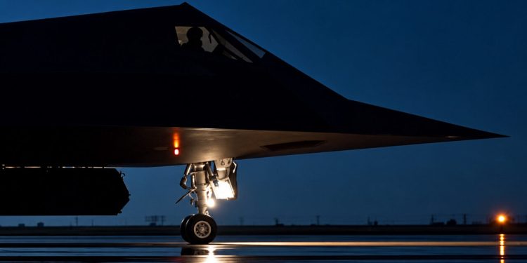نمای نزدیک جنگنده رادارگریز F-117 نایت‌هاوک هنگام حرکت روی باند در تاریکی شب