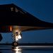 بازسازی جنگنده رادارگریز F-117 Nighthawk برای نمایش موزه 17 نمای نزدیک جنگنده رادارگریز F-117 نایتهاوک هنگام حرکت روی باند در تاریکی شب