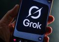 Grok با داده های استارت آپ های شکست خورده آموزش دیده است 17 تصویری از لوگوی Grok روی تلفن همراه