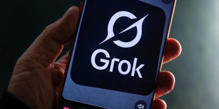 تصویری از لوگوی Grok روی تلفن همراه