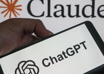 کلود به هک OpenAI کمک کرد. چندین آسیب پذیری را کشف کنید 13 تصویری از لوگوی chatGPT و لوگوی claude در دست کاربر
