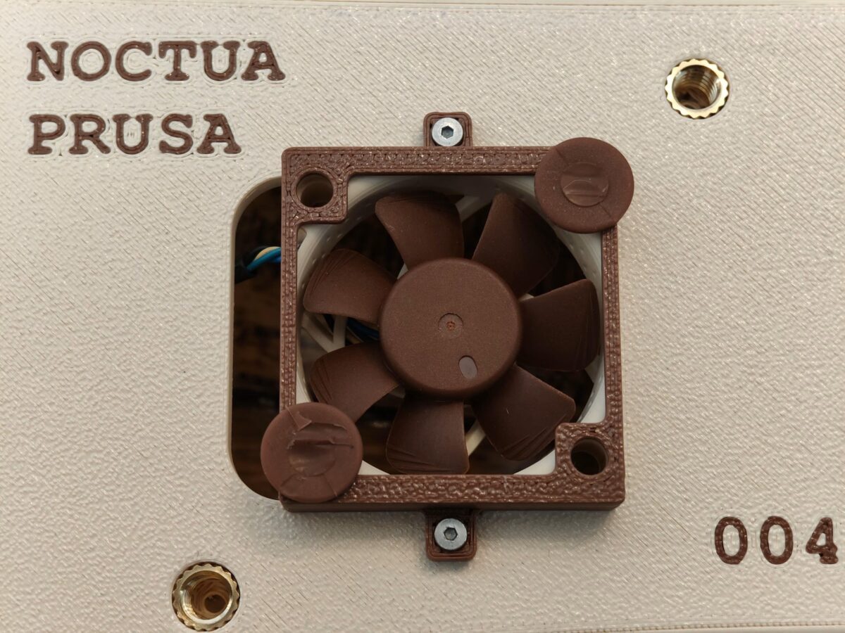 یک فن کوچک Noctua داخل دوربین CAIM1 نصب شده است