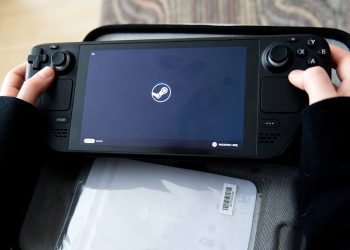 ایرباس عرشه بخار را به کنترل کننده ای برای مریخ نورد اگزومارس تبدیل کرد 13 کنسول دستی Steam Deck شرکت Valve در دست کاربر با لوگوی Steam روی نمایشگر