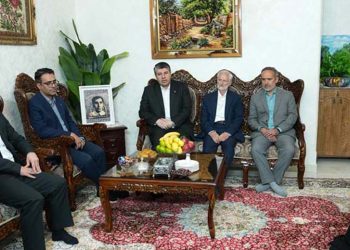 1790528061 دیدار افشین خانی با خانواده اولین شهید بانک صادرات ایرانتاکید