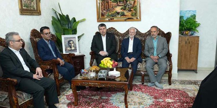 1790528061 دیدار افشین خانی با خانواده اولین شهید بانک صادرات ایرانتاکید