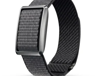 عکس محصول دستبند هوشمند Pebble Qore Ultra روی پس‌زمینه سفید. بند بافته‌شده خاکستری تیره از داخل قاب فلزی مستطیلی عبور کرده، لایه داخلی بند مشکی و براق است و انتهای بند با یک سنجاق کوچک مشکی بسته می‌شود.