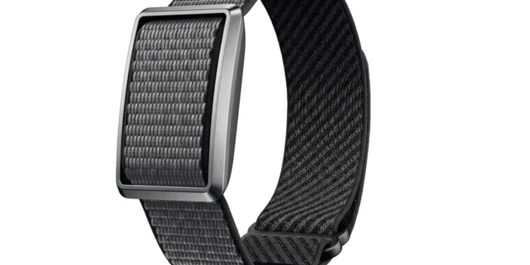 عکس محصول دستبند هوشمند Pebble Qore Ultra روی پس‌زمینه سفید. بند بافته‌شده خاکستری تیره از داخل قاب فلزی مستطیلی عبور کرده، لایه داخلی بند مشکی و براق است و انتهای بند با یک سنجاق کوچک مشکی بسته می‌شود.