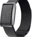 عکس محصول دستبند هوشمند Pebble Qore Ultra روی پس‌زمینه سفید. بند بافته‌شده خاکستری تیره از داخل قاب فلزی مستطیلی عبور کرده، لایه داخلی بند مشکی و براق است و انتهای بند با یک سنجاق کوچک مشکی بسته می‌شود.