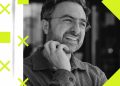 The CEO of Microsoft AI warns about the dangers of artificial intelligence and the need to slow down development 17 پرتره سیاه و سفید مصطفی سلیمان خندان با موهای کمی جوگندمی، عینک گرد نازک و ریش کوتاه که در حالت فکری دستش را زیر چانهاش گذاشته، در قالب طراحی گرافیکی با اشکال هندسی لیمویی مانند ضربدر و مربع