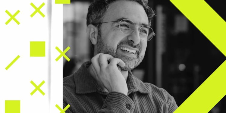 The CEO of Microsoft AI warns about the dangers of artificial intelligence and the need to slow down development 1 پرتره سیاه و سفید مصطفی سلیمان خندان با موهای کمی جوگندمی، عینک گرد نازک و ریش کوتاه که در حالت فکری دستش را زیر چانهاش گذاشته، در قالب طراحی گرافیکی با اشکال هندسی لیمویی مانند ضربدر و مربع