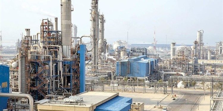 افزایش ۱۲ میلیون لیتری ظرفیت تولید بنزین با اجرای طرح‌های