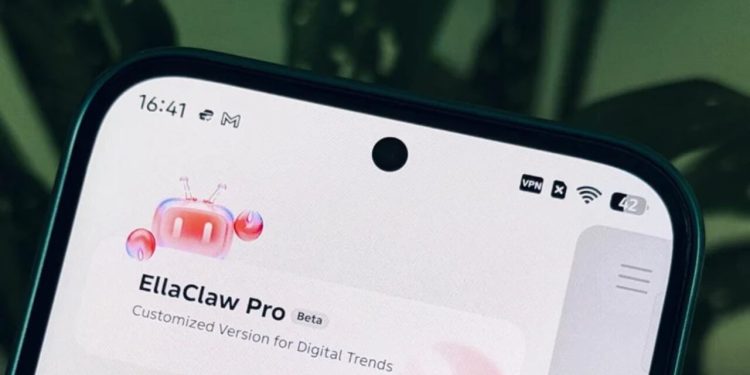 با EllaClaw، Techno مرزهای هوش مصنوعی مبتنی بر عامل را جابجا می کند 1 نمای نزدیک گوشی هوشمندی با صفحهای که عنوان «Ellaclaw Pro» و بخشی از تاریخچه گفتوگوها را نشان میدهد.