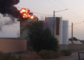 حریق مخزن ۳۰ هزار لیتری روغن در طبس؛ آتش تحت کنترل است 16 حریق مخزن ۳۰ هزار لیتری روغن در طبس؛ آتش تحت