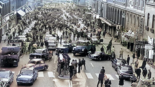 1000071521 در سال 1967، دو میلیون سوئدی به طور ناگهانی تصمیم گرفتند در سمت دیگر جاده رانندگی کنند. اما دلیلش چه بود؟ | diginoy