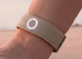 دستبند هوش مصنوعی Persona Band معرفی شد; آیا گجت جدید می تواند طلسم شکست Humane Pin و Rabbit R1 را بشکند؟ 17 دستبند هوش مصنوعی Persona Band معرفی شد آیا گجت جدید