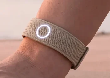 دستبند هوش مصنوعی Persona Band معرفی شد; آیا گجت جدید می تواند طلسم شکست Humane Pin و Rabbit R1 را بشکند؟ 13 دستبند هوش مصنوعی Persona Band معرفی شد آیا گجت جدید
