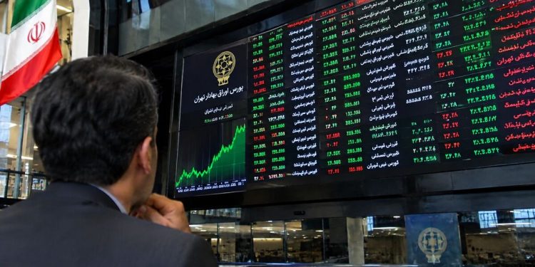 رونق بورس همزمان با عقب‌نشینی دلار و طلا