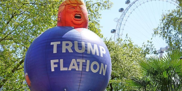 وسوسه ۵ هزار دلاری ترامپ؛ تطمیع رای‌دهندگان به بهای تشدید