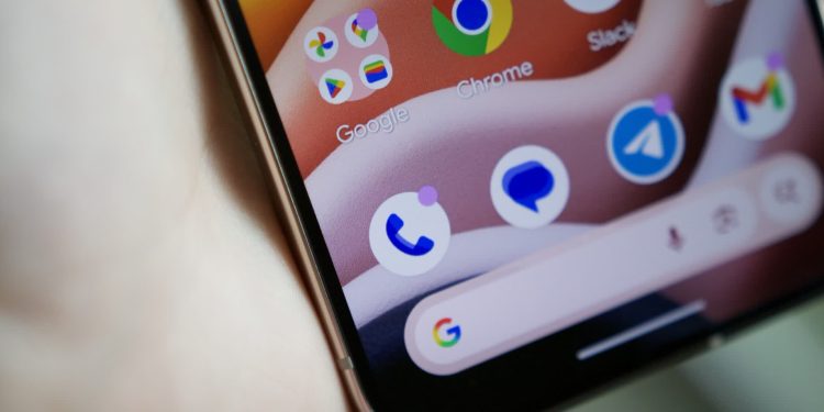 گوگل یک تغییر آزاردهنده در اپلیکیشن Phone را برطرف می کند 1 Close-up of a smartphone home screen with app icons, including Google and Chrome, on a curved display edge.
