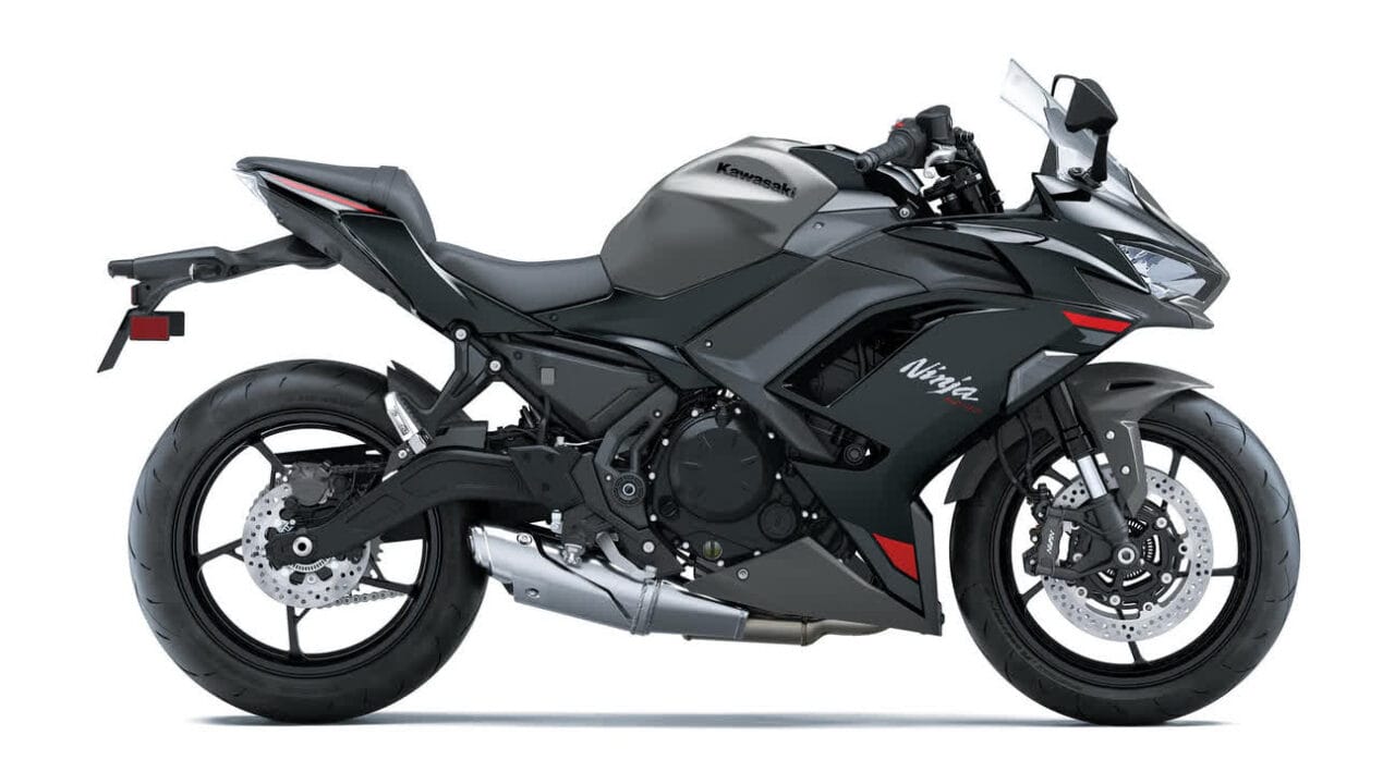 2027-kawasaki-ninja-650-06-16x9 نمای جانبی موتورسیکلت اسپرت کاوازاکی نینجا مشکی با لهجههای قرمز روی پسزمینه سفید
