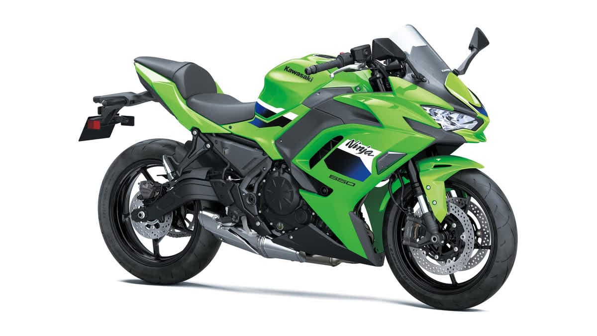 2027-kawasaki-ninja-650-04-16x9 موتورسیکلت اسپرت کاوازاکی نینجا 650 سبز از سمت چپ با فیرینگهای روشن نشان داده شده است