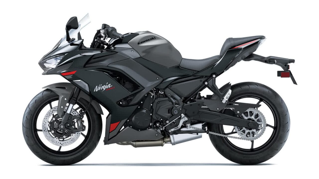 2027-kawasaki-ninja-650-05-16x9 موتورسیکلت اسپرت کاوازاکی نینجا در نمای جانبی با بدنه خاکستری و لهجه های قرمز ظریف نشان داده شده است.