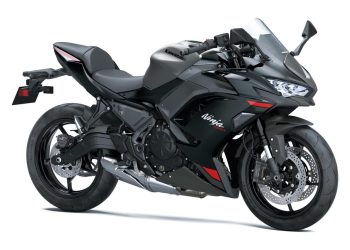 اولین نگاه به موتورسیکلت Kawasaki Ninja 650 2027: سیستم تعلیق و ارتقاء فناوری 13 Black Kawasaki Ninja sport motorcycle shown in side profile with red accents and disc brakes, brand visible on fairing.
