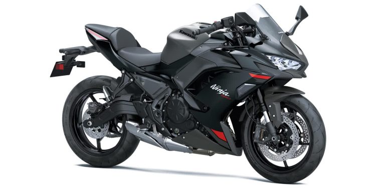 اولین نگاه به موتورسیکلت Kawasaki Ninja 650 2027: سیستم تعلیق و ارتقاء فناوری 1 Black Kawasaki Ninja sport motorcycle shown in side profile with red accents and disc brakes, brand visible on fairing.