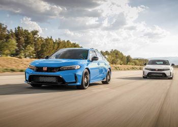 نگاه اول به هوندا سیویک تایپ R 2027: هندلینگ دقیق تر و صندلی های گرم شونده 13 Two Honda cars race side by side on a straight desert highway, blue car in front and a white car trailing, with a blurred road and open sky in the background.