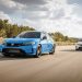 نگاه اول به هوندا سیویک تایپ R 2027: هندلینگ دقیق تر و صندلی های گرم شونده 8 Two Honda cars race side by side on a straight desert highway, blue car in front and a white car trailing, with a blurred road and open sky in the background.