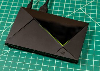 تکه های رونق هوش مصنوعی به سخت افزار محبوب انویدیا رسید 13 تیوی باکس Nvidia Shield TV Pro با بدنه مشکی، طراحی زاویهدار و خط نورانی سبز روی صفحه کار مدرج سبز